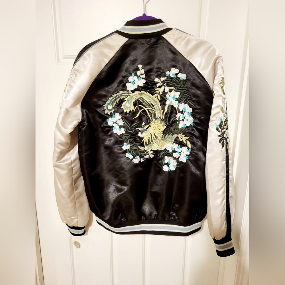 Vero moda satin embrodiered bomber style jacket size m.